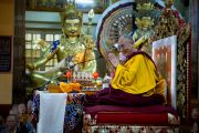 Его Святейшество Далай-лама приветствует тайваньских буддистов и всех собравшихся в главном храме Дхарамсалы.  5 октября 2010