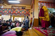 Далай-лама читает вступительные молитвы перед вторым днем учений для тайваньских буддистов.  5 октября 2010