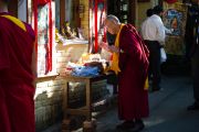 Далай-лама благословляет священные объекты по пути в главный храм Дхарамсалы, Индия. 5 октября 2010