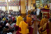 Далай-лама читает вступительные молитвы перед вторым днем учений для тайваньских буддистов.  5 октября 2010