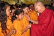 Его Святейшество Далай-лама здоровается с учениками средней школы Кастано в Пало-Альто перед началом встречи, на которой школьники смогли задать ему свои вопросы, Калифорния, 13 октября 2010 г.