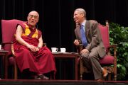 Далай-лама во время лекции в Стэнфордском университете, 14 октября 2010 г.