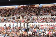Более 65000 человек собрались послушать лекцию Далай-ламы в Стэнфордском университете, 14 октября 2010 г.