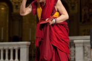 Далай-лама приветствует собравшихся в Мемориальной церкви Стэнфордского университета, 14 октября 2010 г.