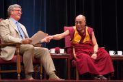 Далай-лама и Джеймс Доти, директор Центра исследований сострадания и альтруизма (CCARE), на лекции в Стэнфордском университете, 14 октября 2010 г.