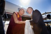 В аэропрорту Атланты Далай-ламу встречал президент университета Эмори Джеймс Вагнер, 16 октября 2010 г.