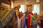 Геле Лобсанг Тензин, духовный наставник монастыря Дрепунг Лоселинг в Атланте, делает традиционные подношения Его Святейшеству Далай-ламе, 16 октября 2010 г.