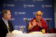 Его Святейшество Далай-лама и президент университета Эмори Джеймс Вагнер на пресс-конференции 17 октября 2010 г.