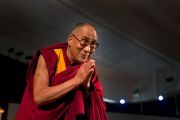 Его Святейшество Далай-лама приветствует собравшихся перед лекцией о природе и практике сострадания в университете Эмори 17 октября 2010 г.