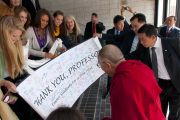 Студенты университета Эмори преподнесли Далай-ламе в подарок плакат со своими подписями, 18 октября 2010 г.