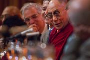 Его Святейшество Далай-лама на обеде с участниками программы "Научная инициатива Эмори-Тибет" 18 октября 2010 г.