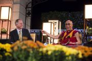Его Святейшество Далай-лама и президент университета Эмора Джейм Вагнер, 19 октября 2010 г.