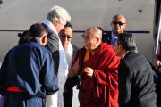 Мэр Торонто Дэвид Миллер встречает Далай-ламу в аэропорту, 22 октября 2010 г.