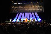 На лекции Далай-ламы в Торонто, 22 октября 2010 г.
