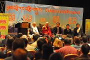 Далай-лама на встрече членов китайской и тибетской общины Торонто, посвященной теме "Сострадание и уважение", 23 октября 2010 г.