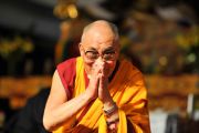 Его Святейшество Далай-лама приветствует собравшихся на торжественную церемонию открытия тибетско-канадского культурного центра в Торонто, 23 октября 2010 г.