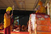 Досточтимый Самдонг Ринпоче совершает подношение во время молебна о долголетии Далай-ламы, Торонто, 24 октября 2010 г.