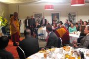 Его Святейшество Далай-лама на торжественном обеде в честь дилога и примирения между тибетской и китайской общинами Торонто, 24 октября 2010 г.