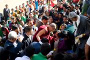 Далай-лама идет сквозь толпу на праздновании 50-летия Тибетской детской деревни, Дхарамсала, 30 октября 2010 г.