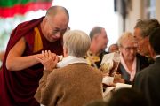 Далай-лама приветствует людей, оказывающих поддержку Тибетской детской деревне, Дхарамсала, 30 октября 2010 г.