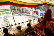 Далай-лама наблюдает за парадом учащихся Тибетской детской деревни, Дхарамсала, 30 октября 2010 г.