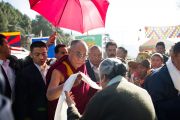 Джетсун Пема приветствует Далай-ламу в Тибетской детской деревне, Дхарамсала, 30 октября 2010 г.
