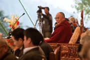 Далай-лама смотрит представление в честь 50-летия Тибетской детской деревни, Дхарамсала, 30 октября 2010 г.