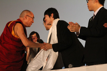 Начался визит Его Святейшества Далай-ламы в Осаку
