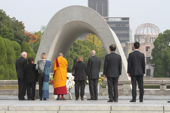 Лауреаты Нобелевской премии мира посетили мемориальный комплекс в Хиросиме