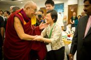 Его Святейшество Далай-лама приветствует китайскую участницу 6-й Международной конференции групп поддержки Тибета в Харване, Индия. 5 ноября 2010.