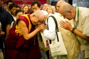 Его Святейшество Далай-лама заключает в дружеские объятия участника 6-й Международной конференции групп поддержки Тибета в Харване, Индия. 5 ноября 2010.
