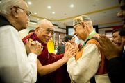 Его Святейшество Далай-лама приветствует делегатов 6-й Международной конференции групп поддержки Тибета в Харване, Индия. 5 ноября 2010.