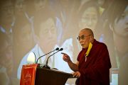 Его Святейшество Далай-лама выступает перед делегатами 6-й Международной конференции групп поддержки Тибета в Харване, Индия. 5 ноября 2010.