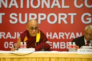 Его Святейшество Далай-лама на  6-й Международной конференции групп поддержки Тибета в Харване, Индия. 5 ноября 2010.