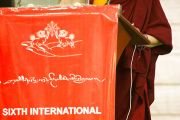 Его Святейшество Далай-лама выступает перед делегатами 6-й Международной конференции групп поддержки Тибета в Харване, Индия. 5 ноября 2010.