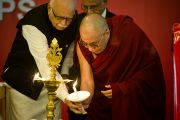 Его Святейшество Далай-лама и экс-заместитель премьер министра Индии К Адвани зажигают светильник на церемонии открытия 6-й Международной конференции групп поддержки Тибета в Харване, Индия. 5 ноября 2010.
