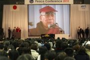 Его Святейшество Далай-лама выступает на Молодежной конференции за мир в Осаке, Япония. 7 ноября 2010