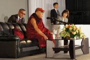 Его Святейшество Далай-лама говорит о мире в 21-м столетии на Молодежной конференции за мир в Осаке, Япония. 7 ноября 2010