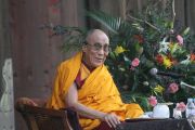 Далай-лама выступает перед 2-тысячной аудиторией у входа в храм Тодайджи в Наре. 8 ноября 2010.