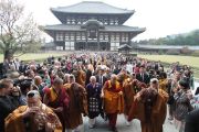 Далай-лама покидает храм Тодайджи в Наре. 8 ноября 2010.