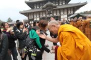 Его Святейшество Далай-лама благословляет маленького ребенка по пути храм Тодайджи в Наре. 8 ноября 2010