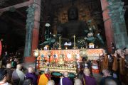 Его Святейшество Далай-лама участвует в молебне перед большой статуей Будды в храме Тодайджи. 8 ноября 2010.