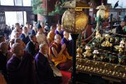 Его Святейшество Далай-лама участвует в молебне перед большой статуей Будды в храме Тодайджи. 8 ноября 2010.