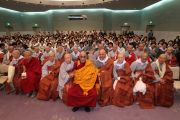 Его Святейшество Далай-лама с группой корейских монахов в Наре, Япония. 8 ноября 2010.