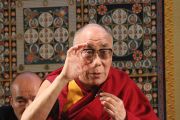 Далай-лама во время беседы о вопросах мозга и ума. Ниихама, 9 ноября 2010 г.