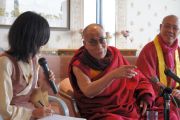 Далай-лама на пресс-конференции в Ниихаме, 9 ноября 2010 г.