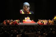Большой экран на сцене давал возможность всем пристутствовавшим хорошо видеть Далай-ламу во время лекции о сансаре и причинно-следственных связях. Хиросима, 11 ноября 2010 г.