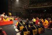 На сцене по обе стороны от Далай-ламы расположились тибетские и японские монахи. Хиросима, 11 ноябяря 2010 г.