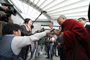 Далай-лама беседует с журналистами по прибытии в Хиросиму, 11 ноября 2010 г.