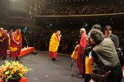 Далай-лама приветствует собравшихся послушать его лекцию, более 2000 человек. Хиросима, 11 ноября 2010 г.